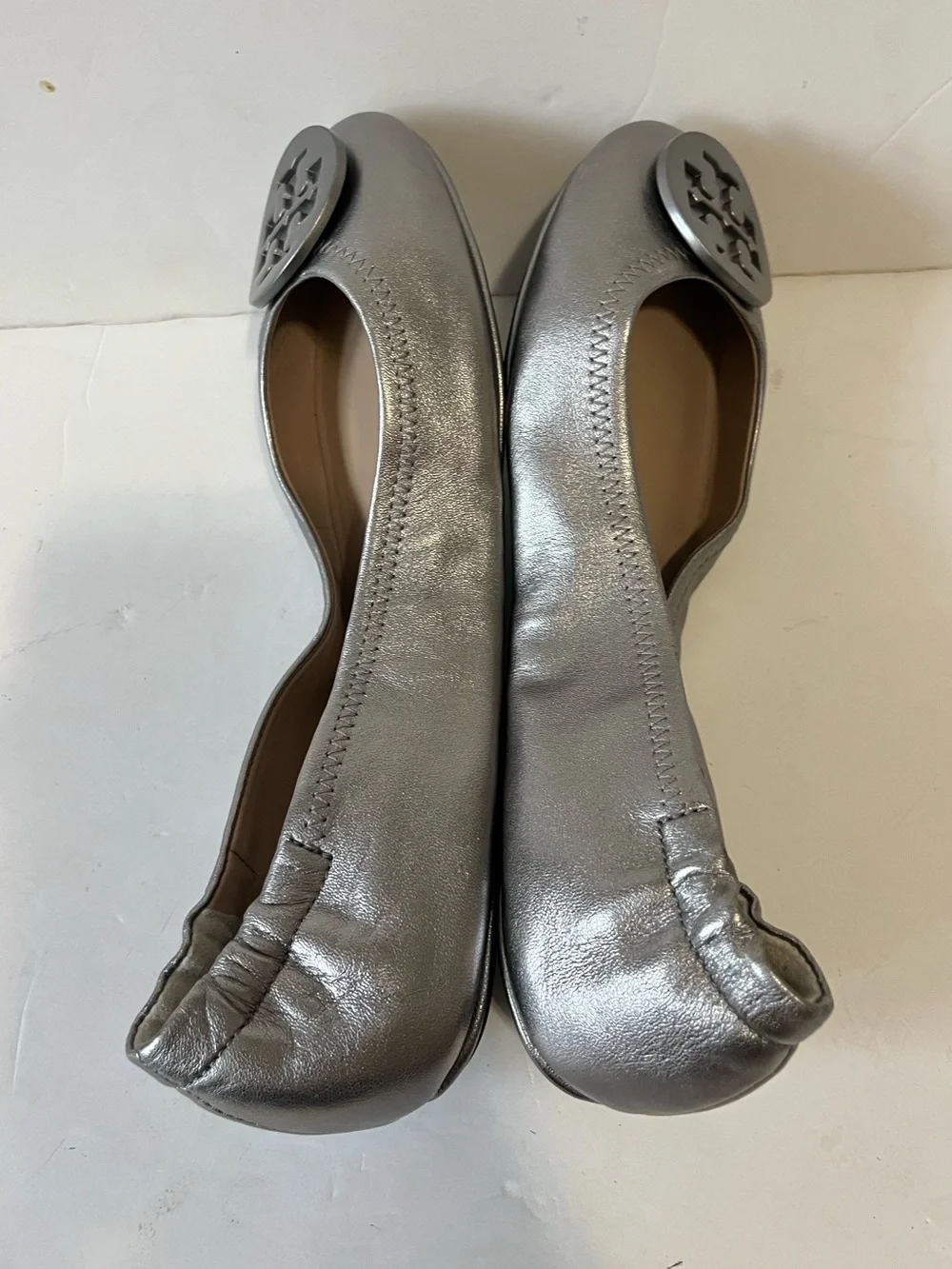 Tory Burch Silver Leather Logo Round-Toe Ballet Flats size 7.5M